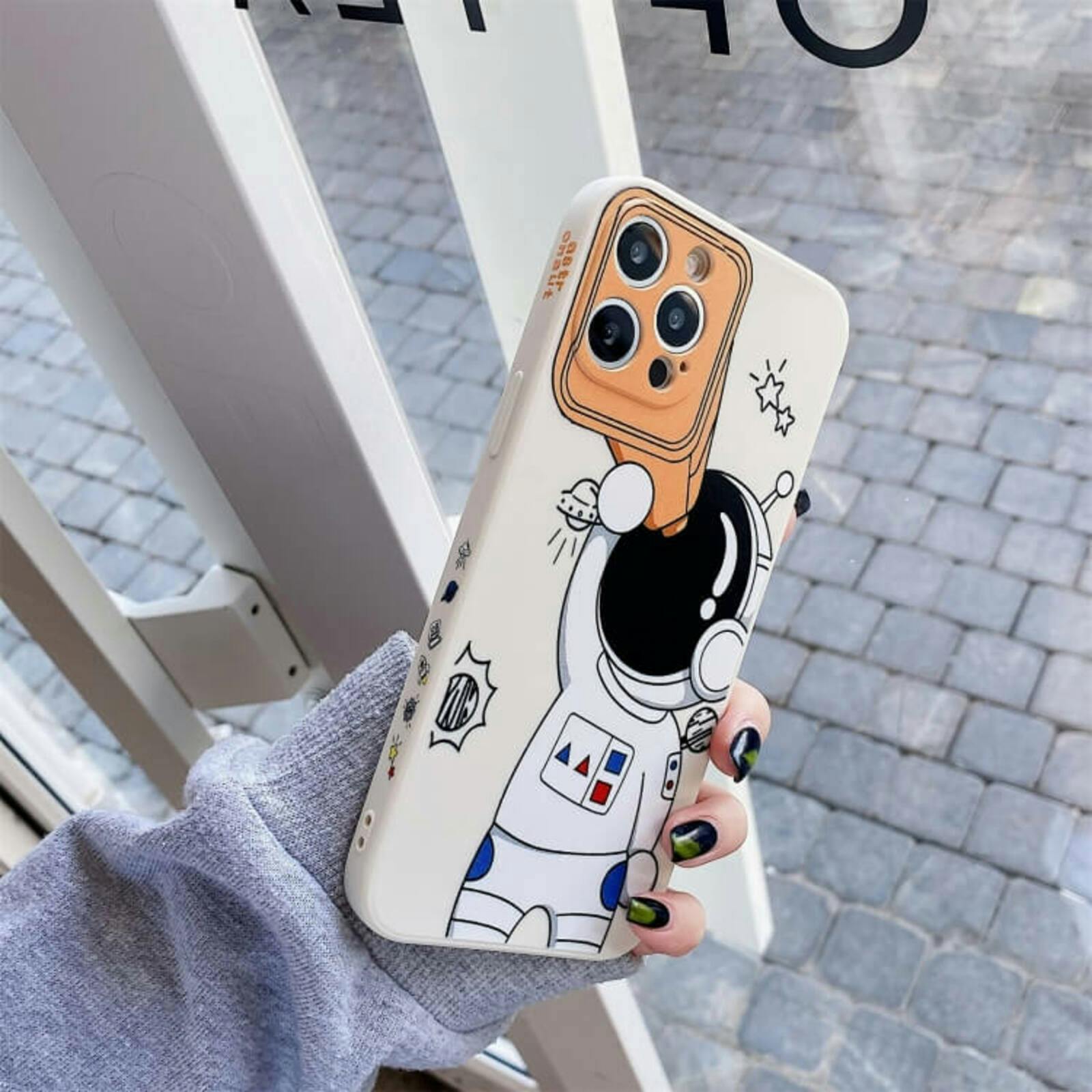 Mocaa iPhone 13 Astronaut Hoesje Meerkleurig